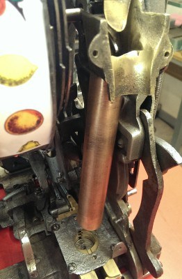 Møntrøret rengjort og montoret i maskinen. Der mangler et lille stykke på ~37mm, da røret stammer fra en lidt anderledes mekanisme i en anden tura maskine. Dette er dog til at løse.